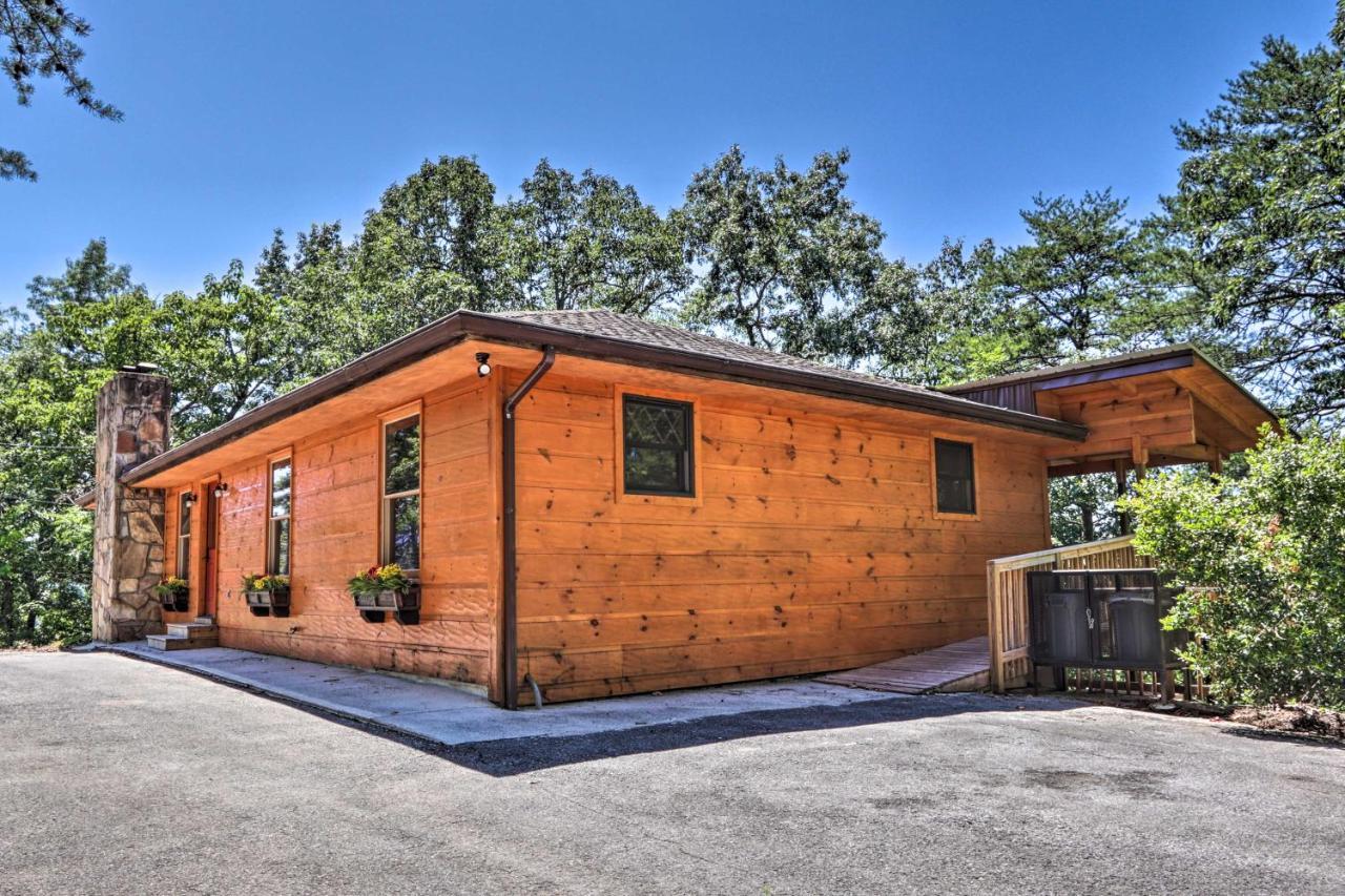 Luxe Cabin With Hot Tub, Theater, Pool Table, Arcade Пиджен-Фордж Экстерьер фото
