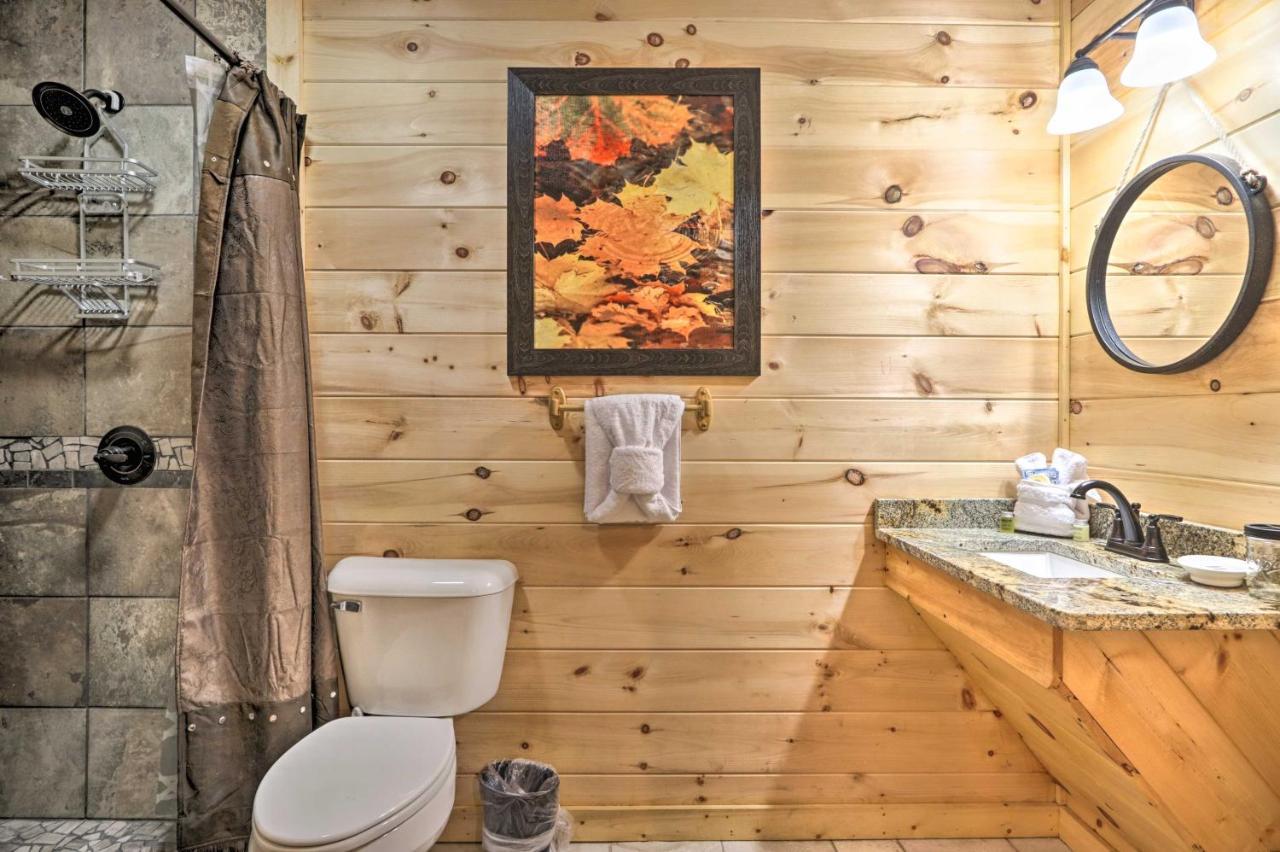 Luxe Cabin With Hot Tub, Theater, Pool Table, Arcade Пиджен-Фордж Экстерьер фото