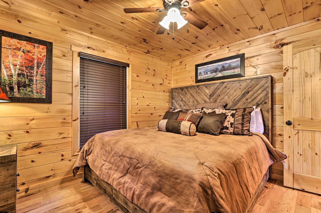 Luxe Cabin With Hot Tub, Theater, Pool Table, Arcade Пиджен-Фордж Экстерьер фото