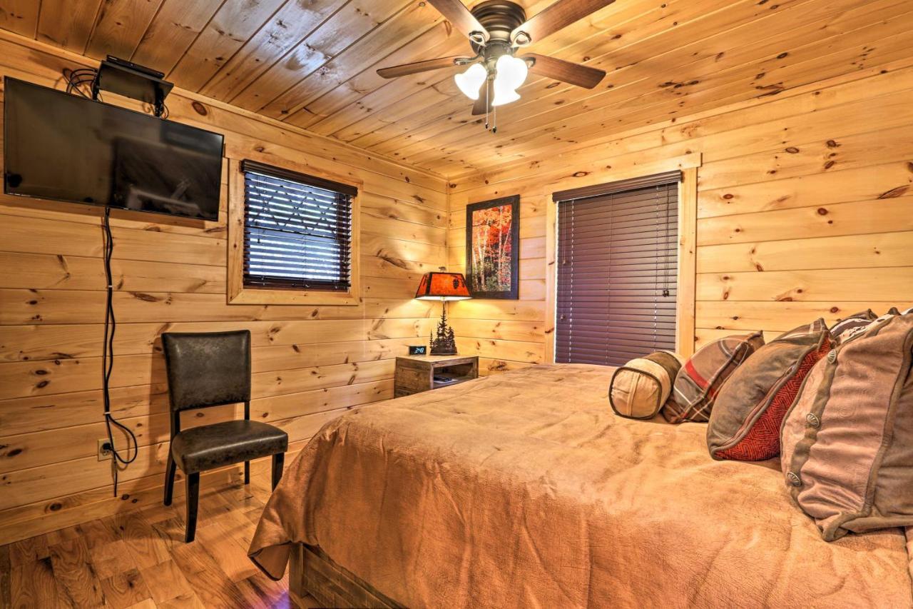 Luxe Cabin With Hot Tub, Theater, Pool Table, Arcade Пиджен-Фордж Экстерьер фото