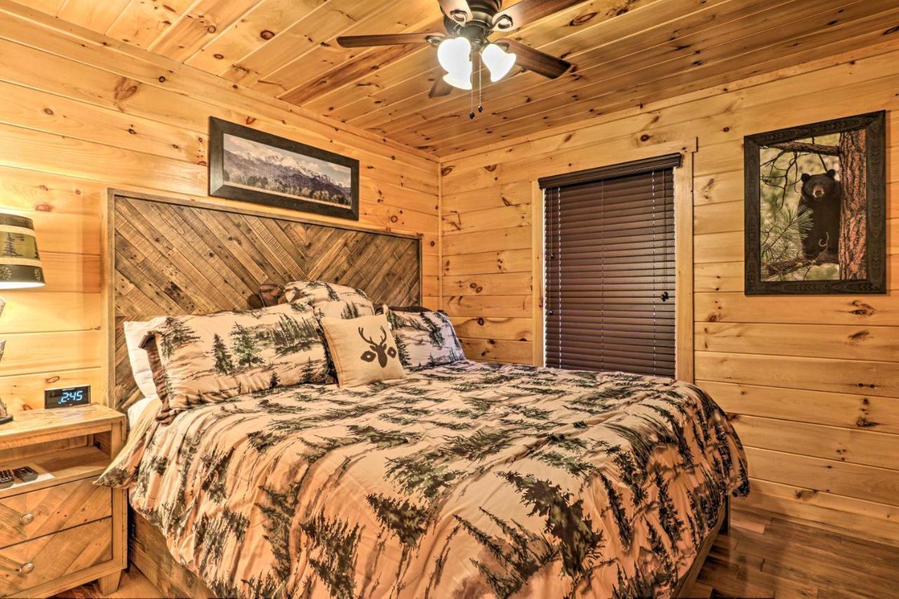 Luxe Cabin With Hot Tub, Theater, Pool Table, Arcade Пиджен-Фордж Экстерьер фото