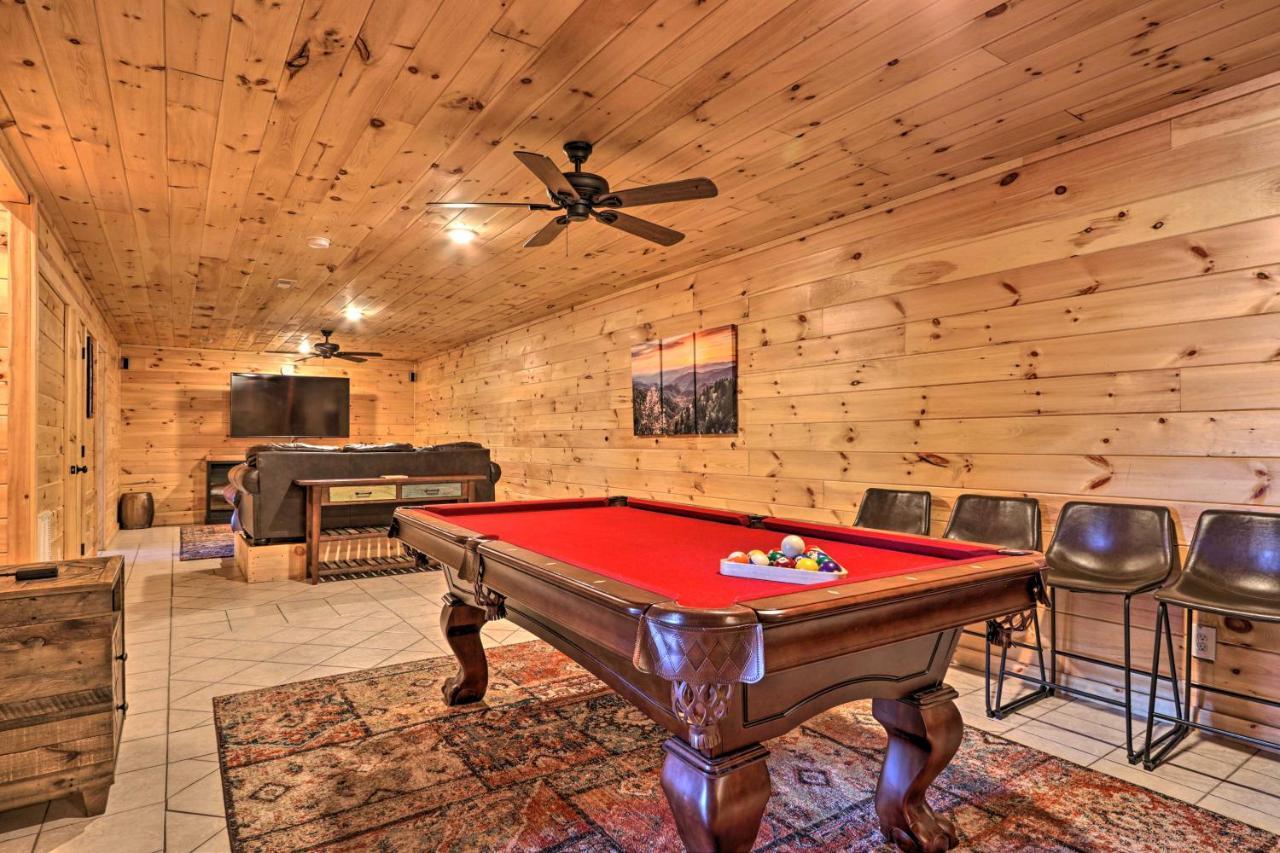 Luxe Cabin With Hot Tub, Theater, Pool Table, Arcade Пиджен-Фордж Экстерьер фото
