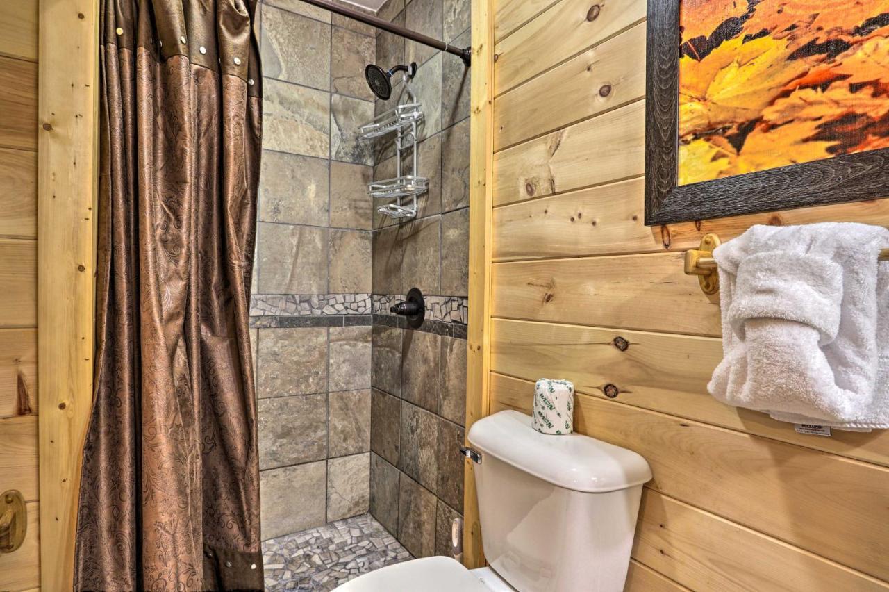 Luxe Cabin With Hot Tub, Theater, Pool Table, Arcade Пиджен-Фордж Экстерьер фото