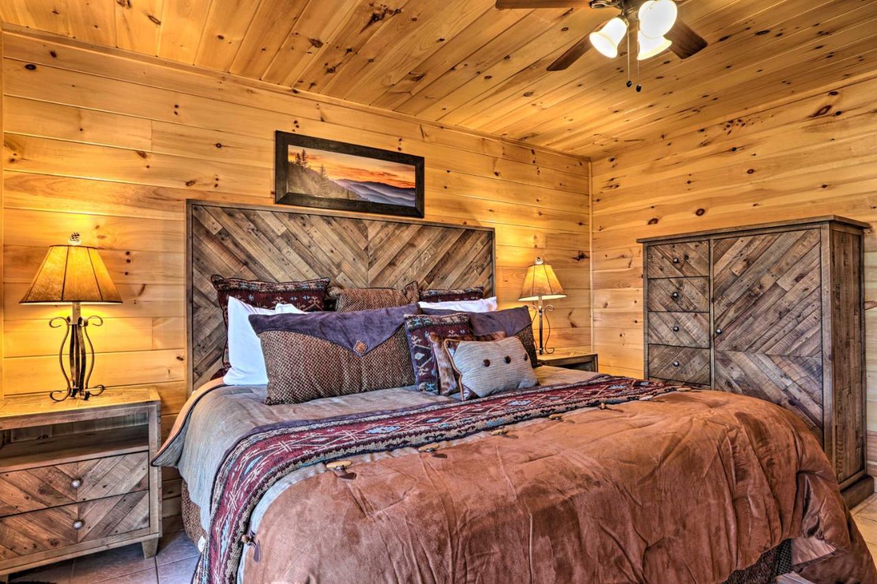 Luxe Cabin With Hot Tub, Theater, Pool Table, Arcade Пиджен-Фордж Экстерьер фото