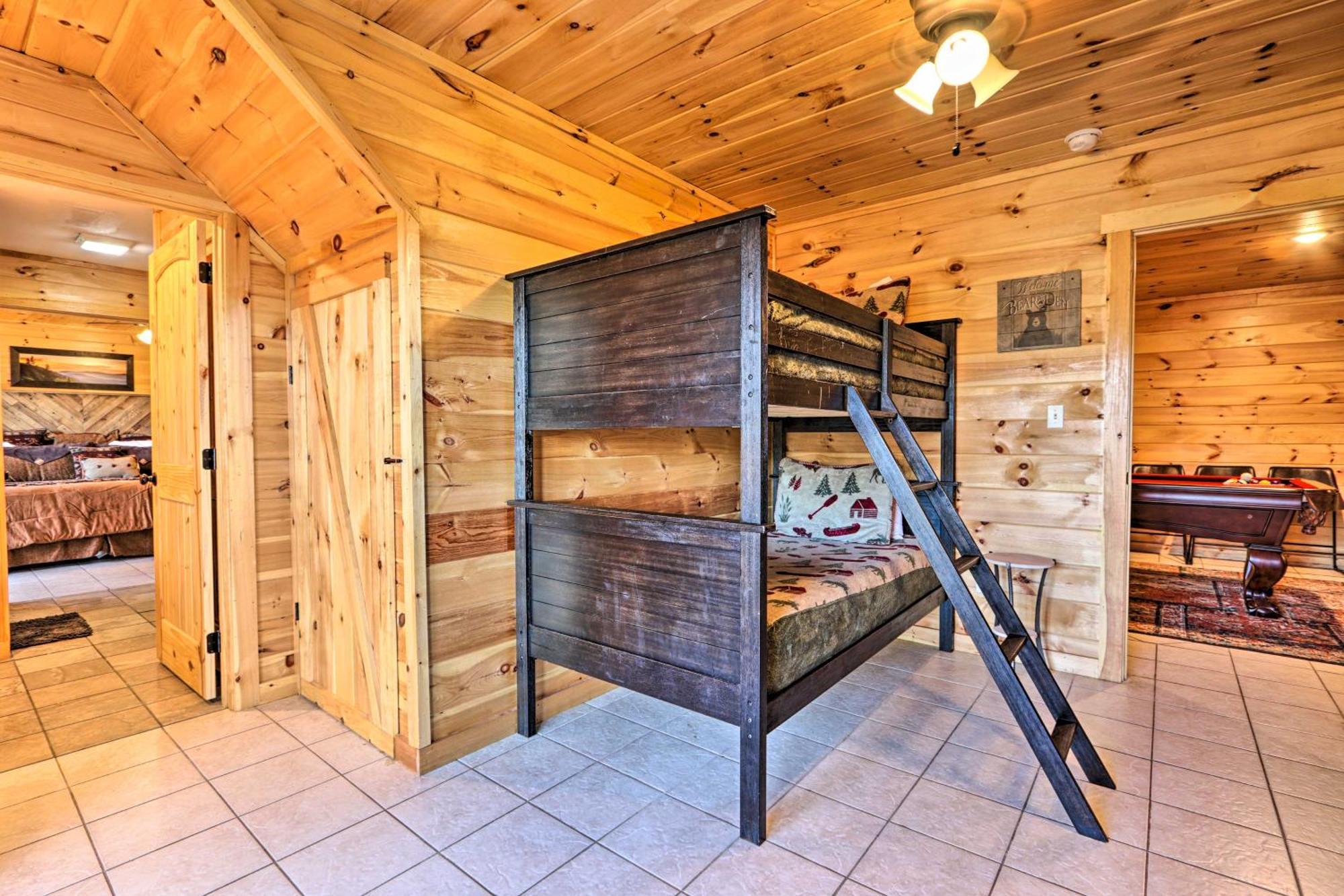Luxe Cabin With Hot Tub, Theater, Pool Table, Arcade Пиджен-Фордж Экстерьер фото