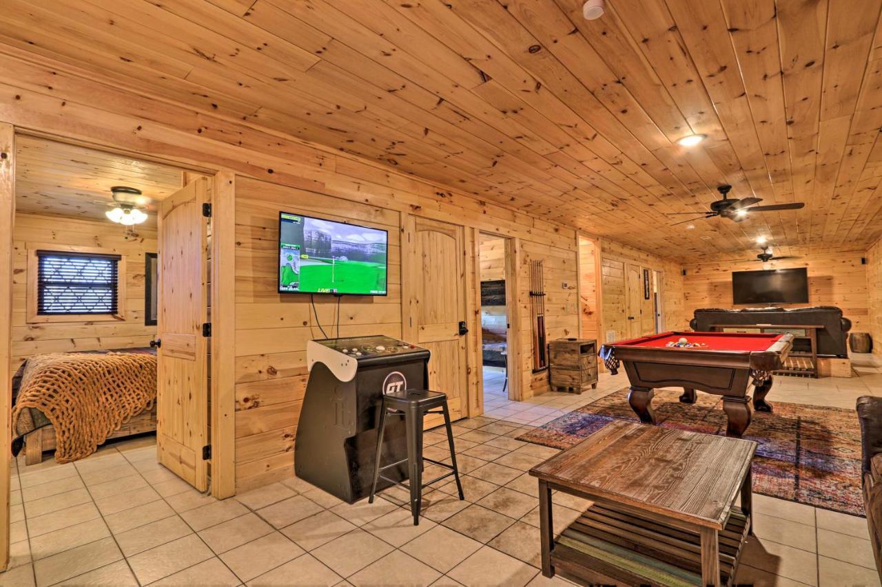 Luxe Cabin With Hot Tub, Theater, Pool Table, Arcade Пиджен-Фордж Экстерьер фото