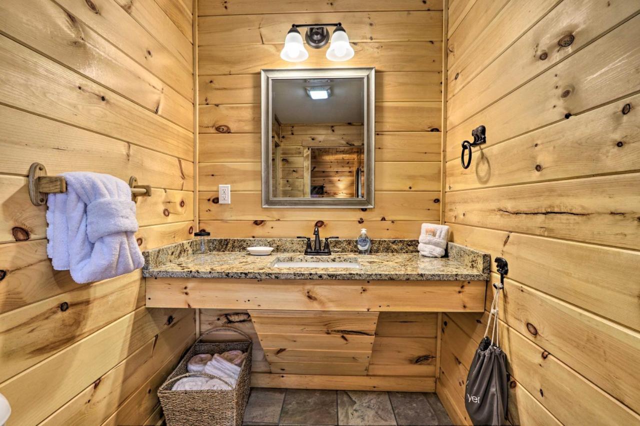 Luxe Cabin With Hot Tub, Theater, Pool Table, Arcade Пиджен-Фордж Экстерьер фото