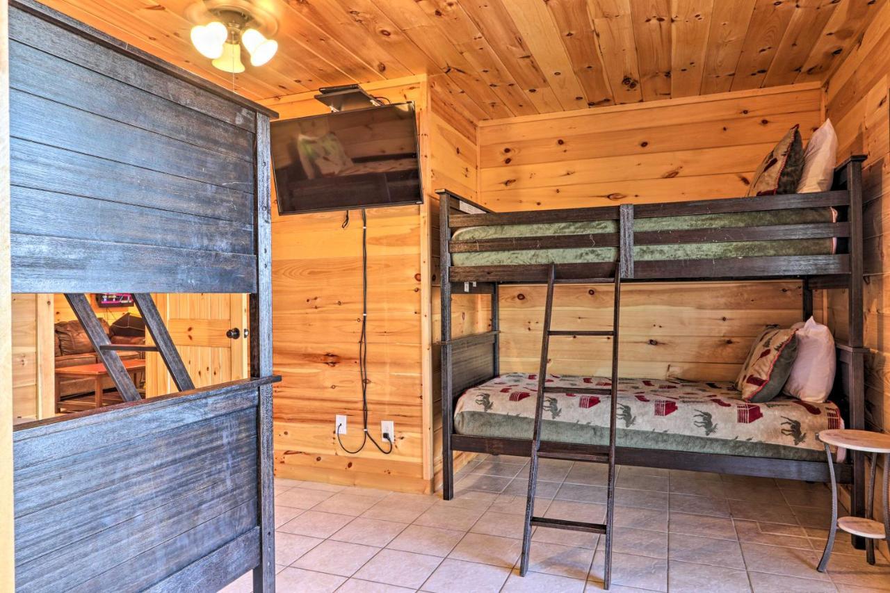 Luxe Cabin With Hot Tub, Theater, Pool Table, Arcade Пиджен-Фордж Экстерьер фото