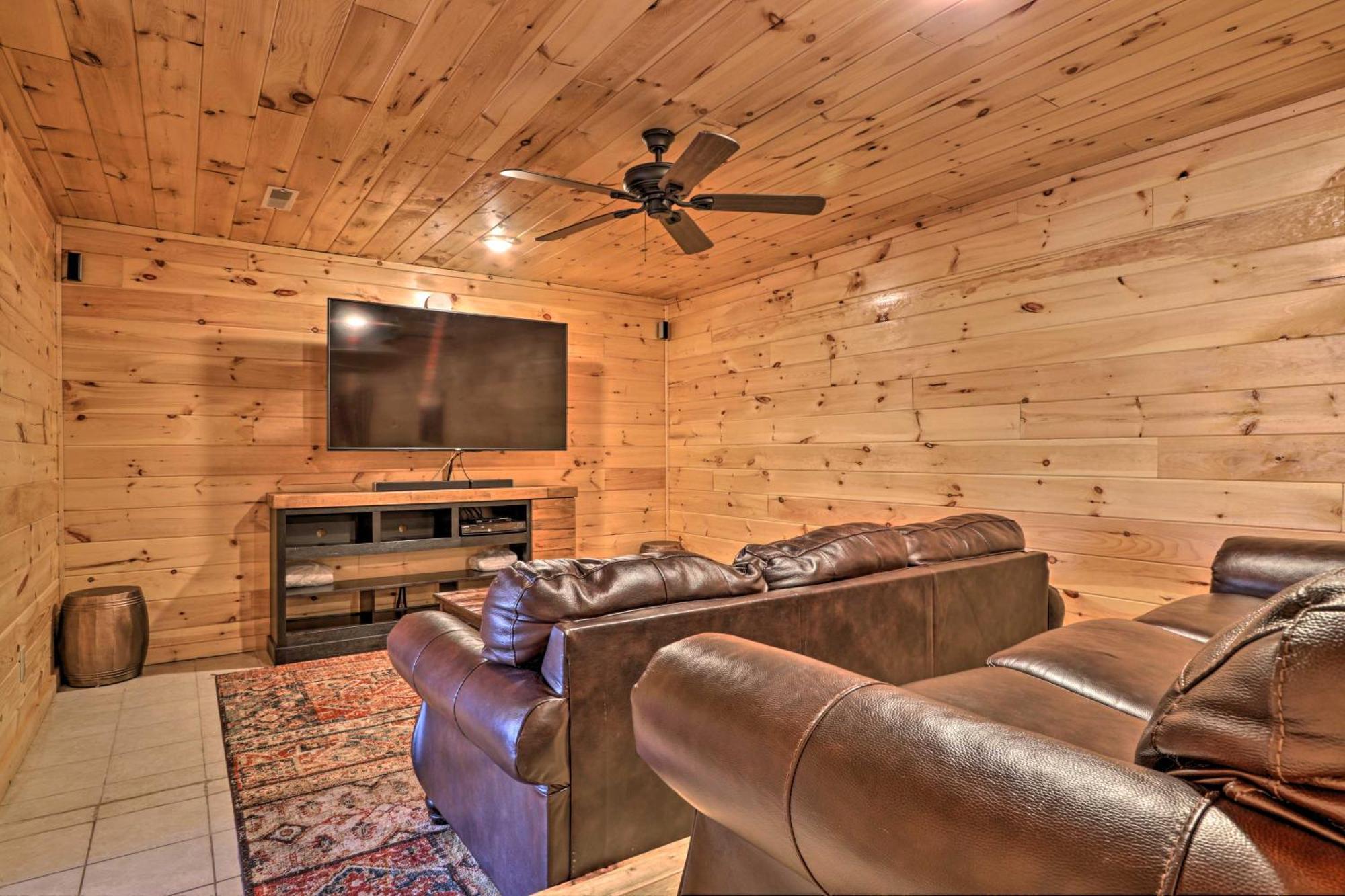 Luxe Cabin With Hot Tub, Theater, Pool Table, Arcade Пиджен-Фордж Экстерьер фото