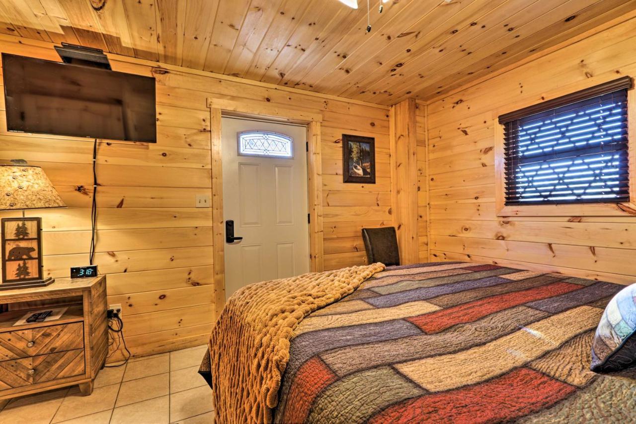 Luxe Cabin With Hot Tub, Theater, Pool Table, Arcade Пиджен-Фордж Экстерьер фото