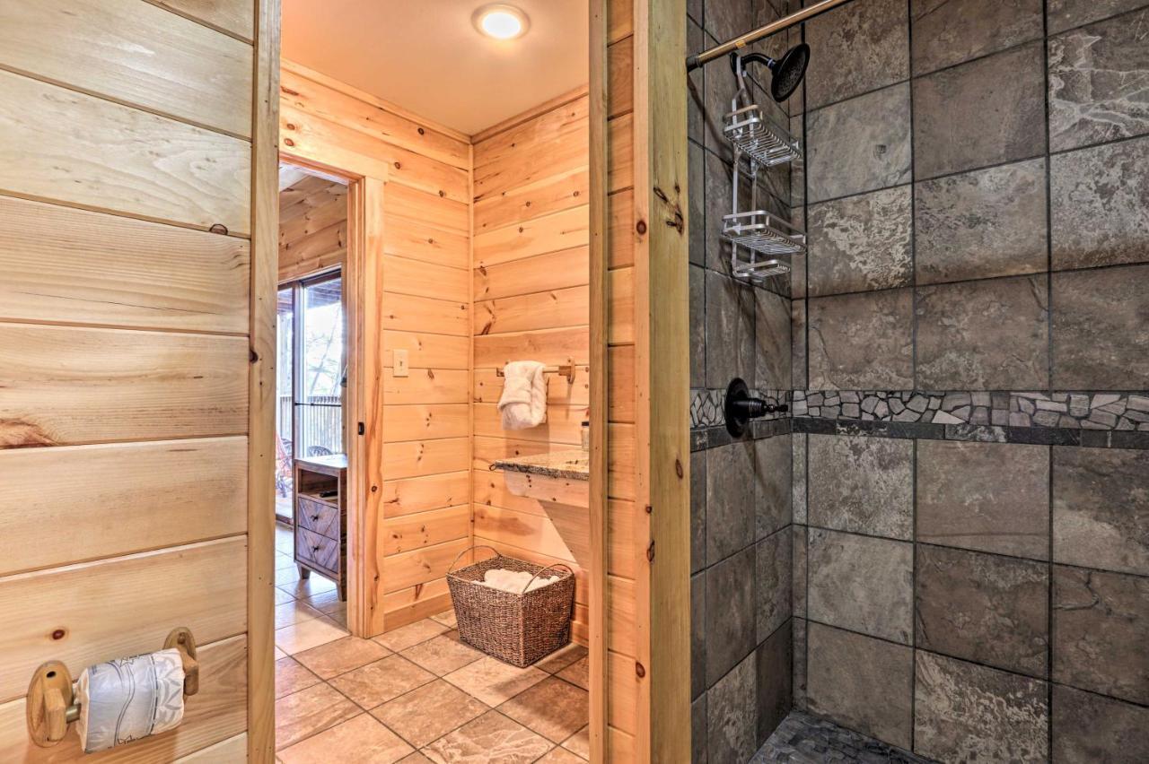 Luxe Cabin With Hot Tub, Theater, Pool Table, Arcade Пиджен-Фордж Экстерьер фото