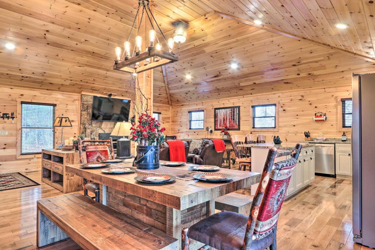 Luxe Cabin With Hot Tub, Theater, Pool Table, Arcade Пиджен-Фордж Экстерьер фото