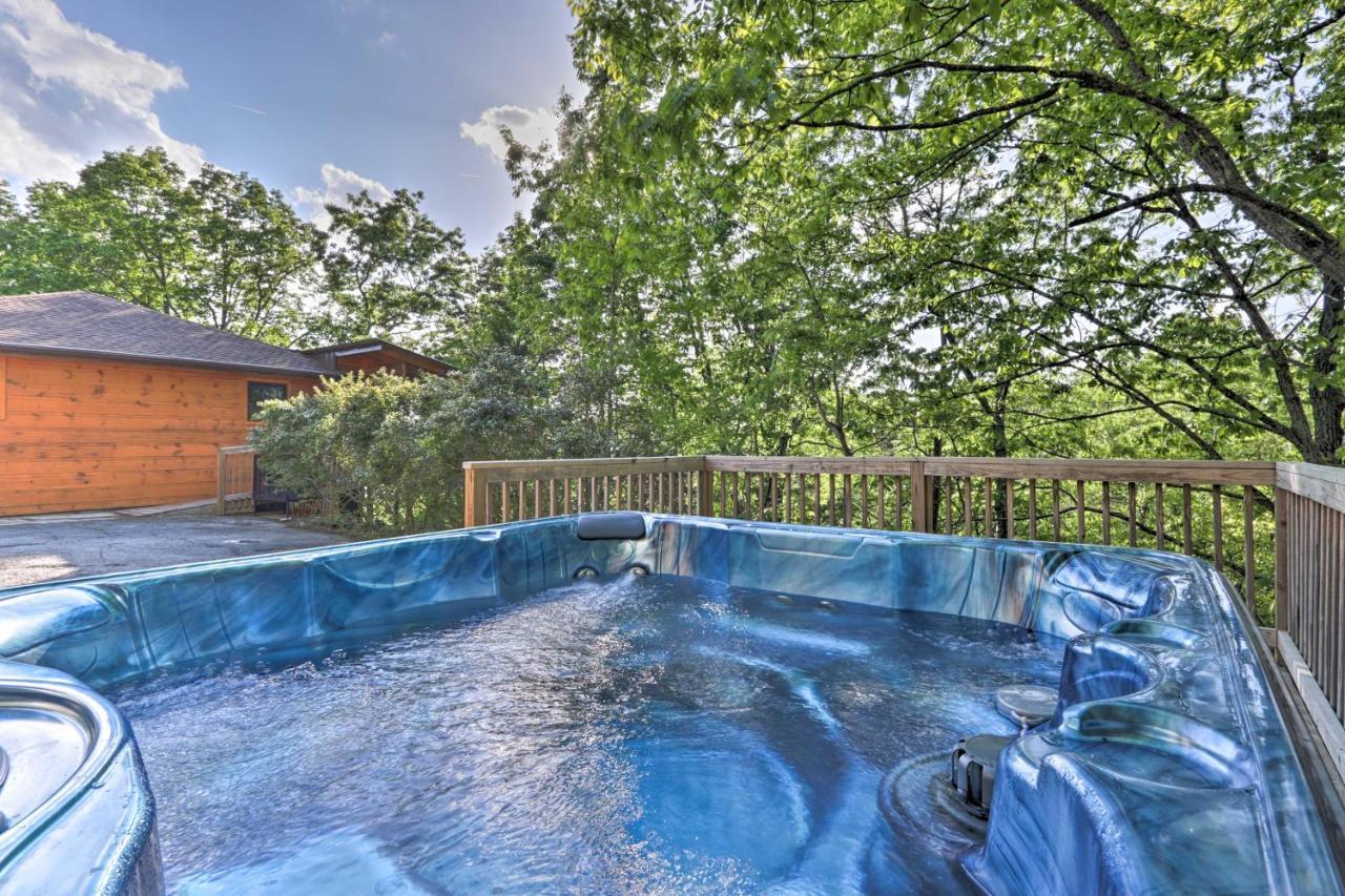 Luxe Cabin With Hot Tub, Theater, Pool Table, Arcade Пиджен-Фордж Экстерьер фото